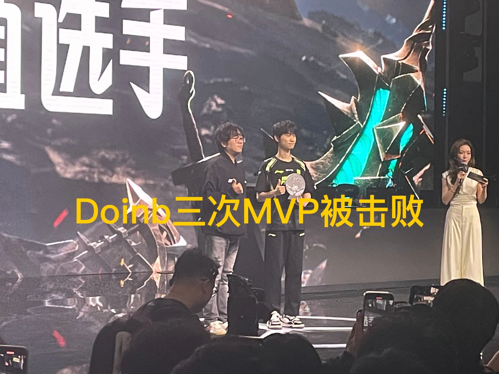 Rookie意外战胜老鹰，出色发挥引爆全场！的简单介绍