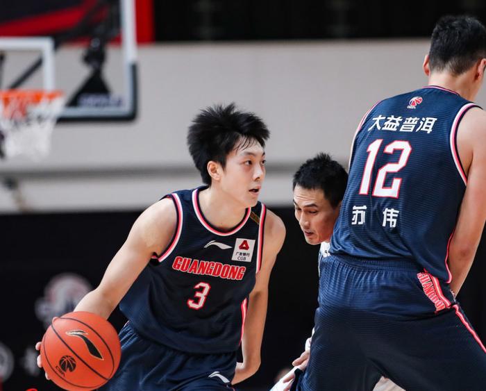 射击大师赛上演强强对话，徽州霹雳队读秒扳平江汉天虎队，团队配合流畅；黑马成最大惊喜的简单介绍