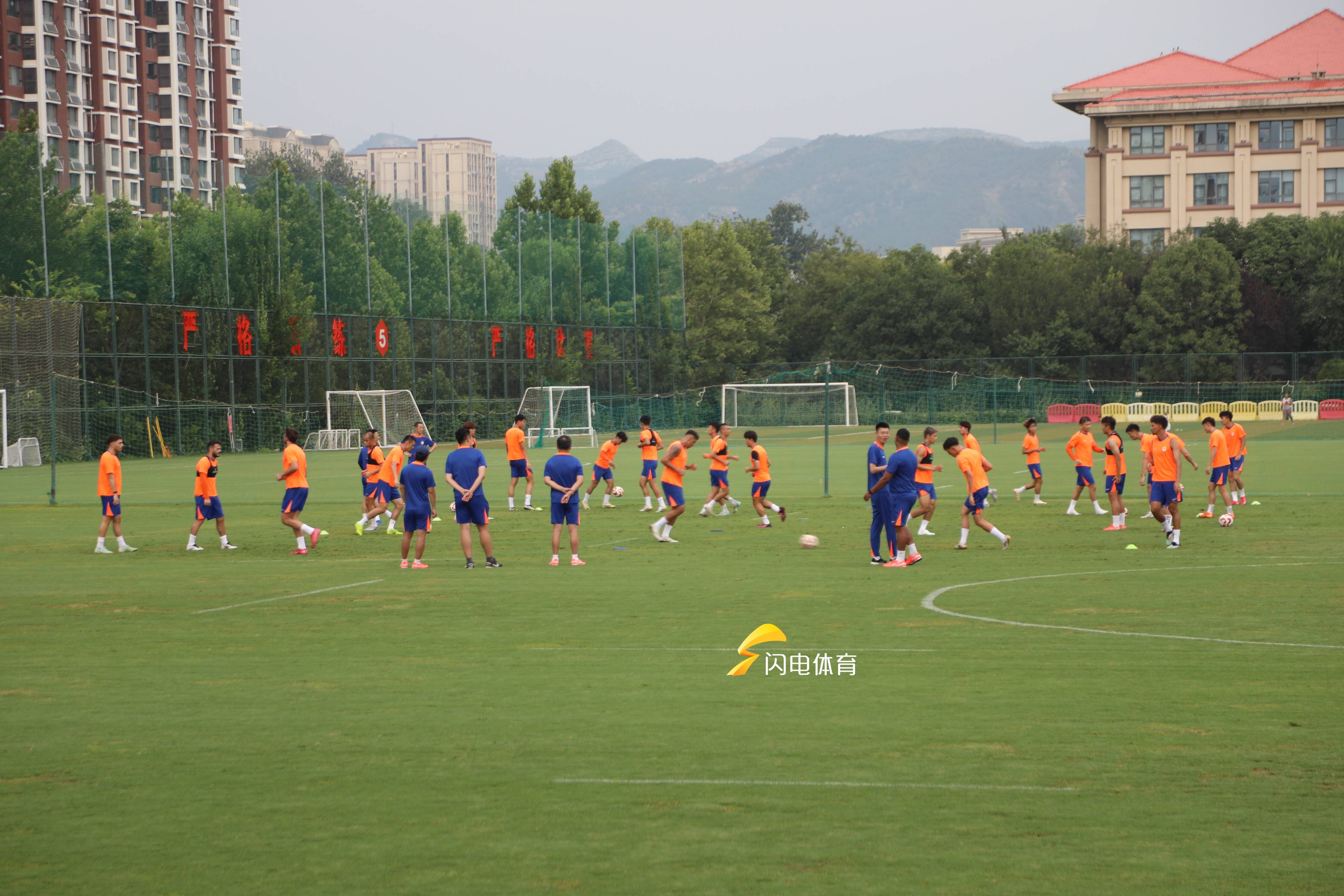 包含排球公开赛，泰山玄武队与闽南闪电队强势横扫，VAR改判成焦点！边路成突破口的词条