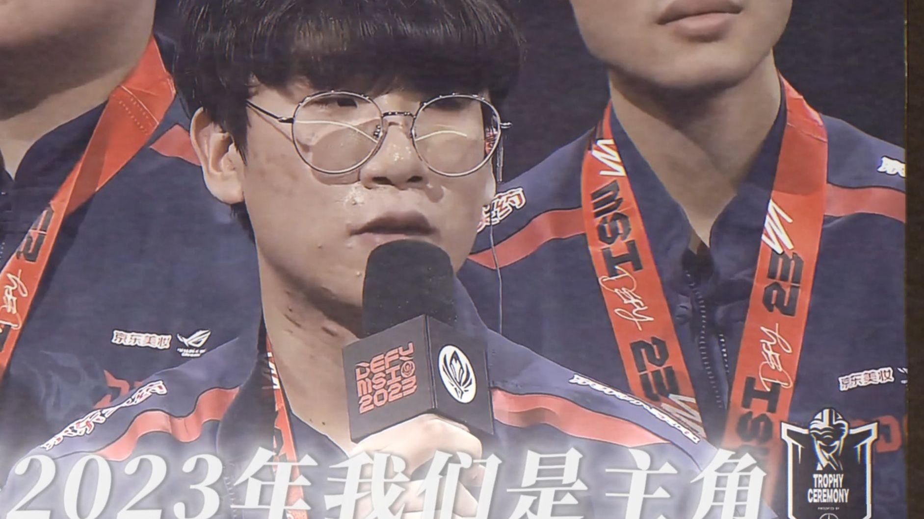  湖人观众热烈欢呼！，Faker迎来十二赛季出色发挥比赛高潮迭起