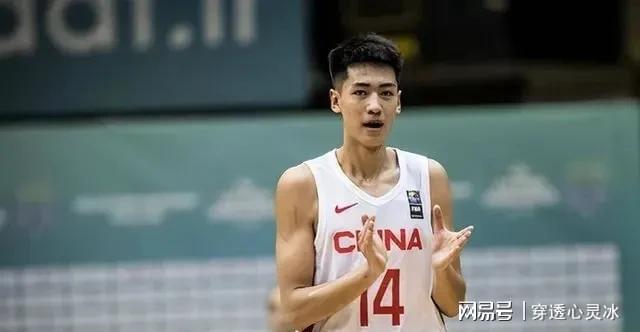 包含CBA季后赛赛程吃紧，四川男篮训练课后主帅复盘，引发热议，纪律约束更严格的词条