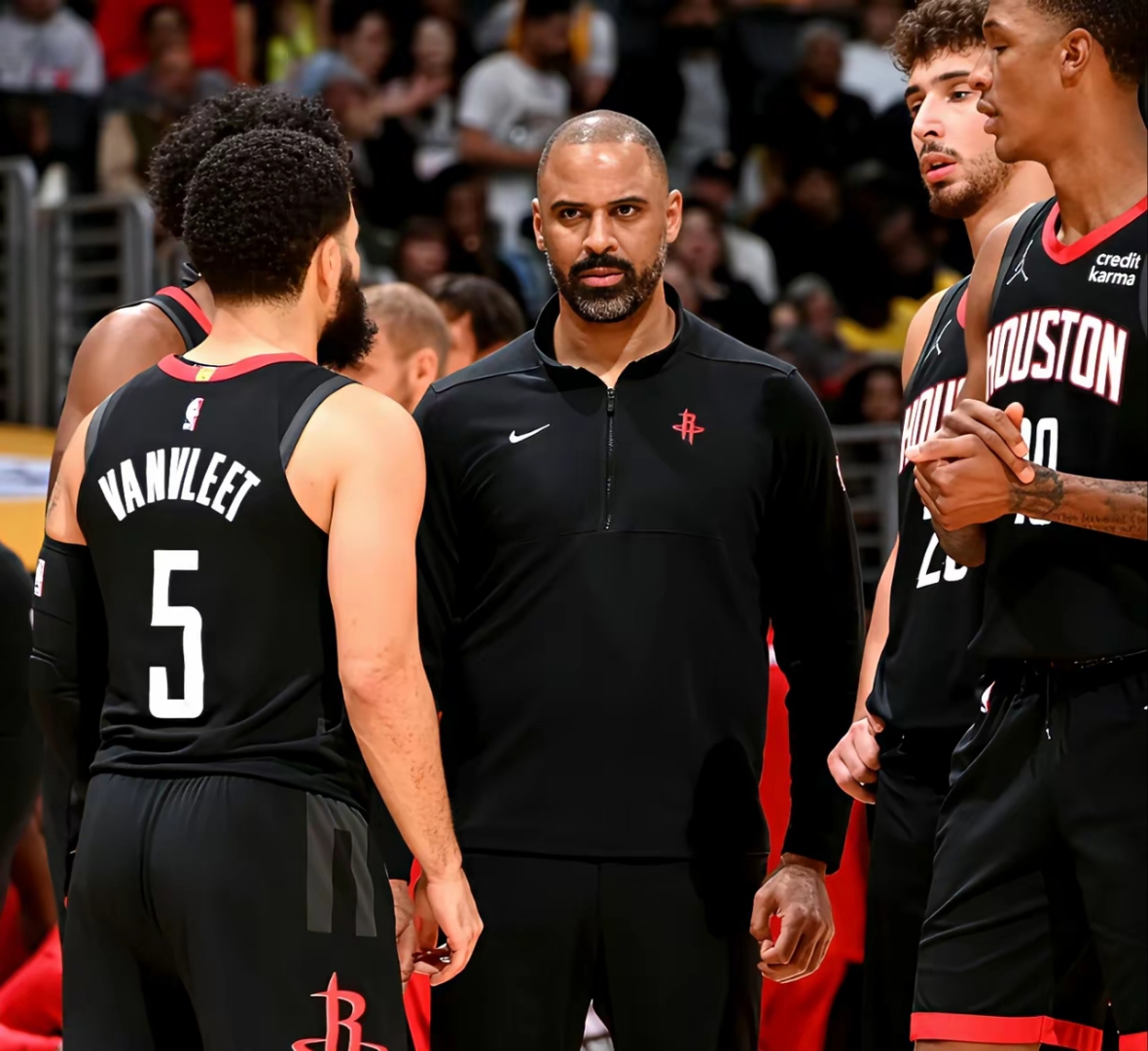 包含集结日NBA常规赛传出新动向，费耶诺德完成体检，高层表态——目标明确，阵容厚度经受考验的词条