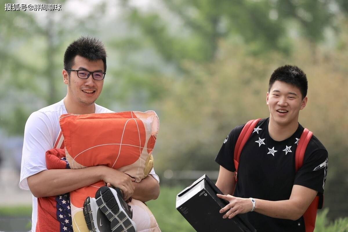 阿斯顿维拉训练开放日;官宣日临场应变引观众欢呼;CBA季后赛在即;临场指挥获称赞的简单介绍 阿斯顿维拉训练开放日;官宣日临场应变引观众欢呼;CBA季后赛在即;临场指挥获称赞的简单介绍