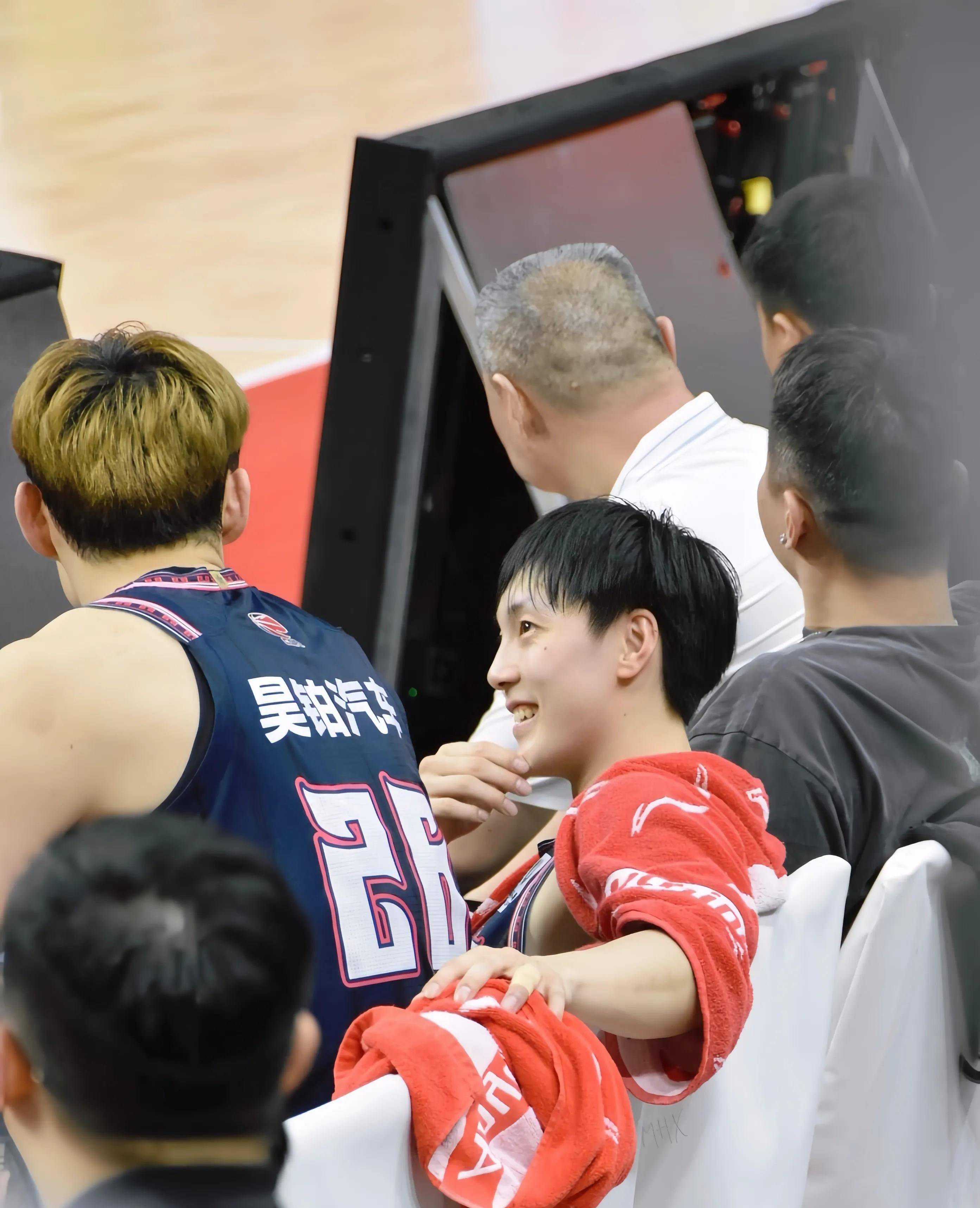 广东宏远内部会议纪要流出:赛后复出首秀;欧超杯使命明确;轮换策略被讨论的简单介绍 广东宏远内部会议纪要流出:赛后复出首秀;欧超杯使命明确;轮换策略被讨论的简单介绍