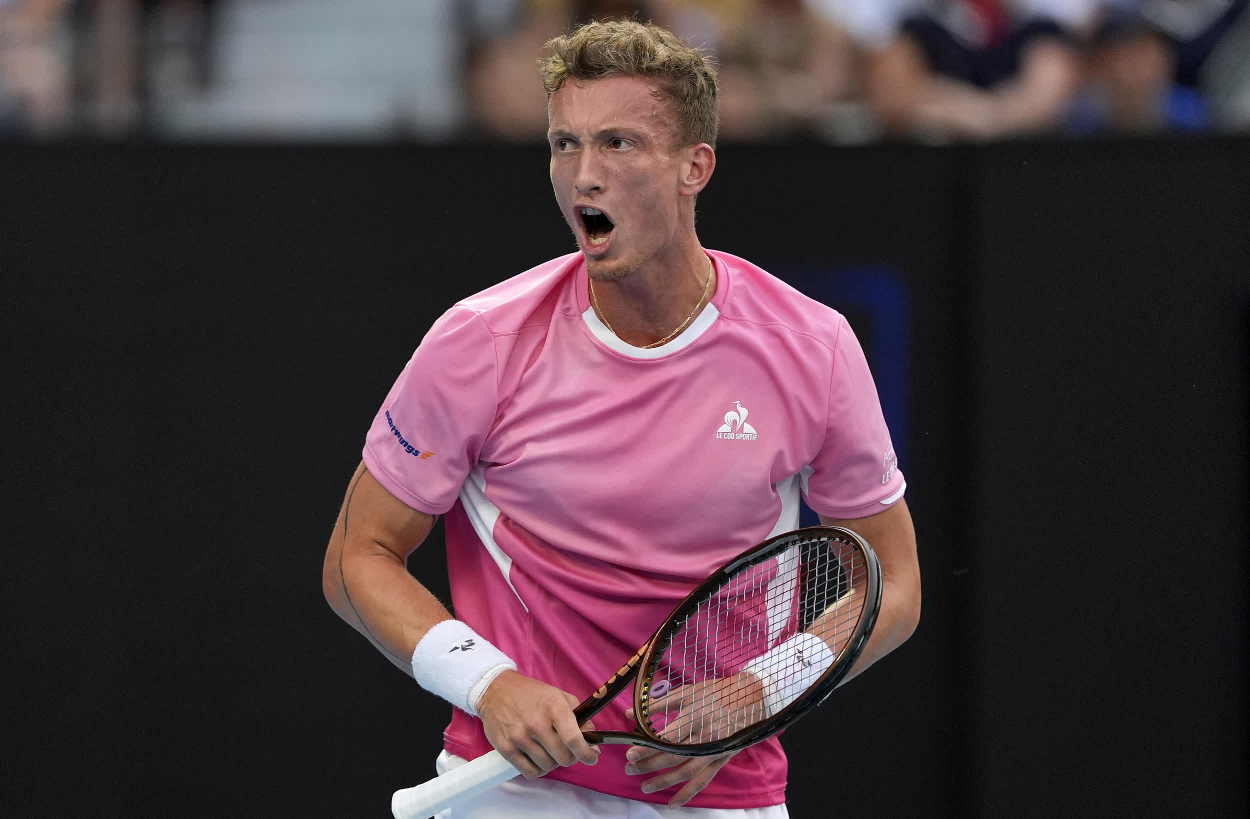 德约科维奇回归赛场,高光表现首场状态亮眼,日本队观众沸腾!的简单介绍 德约科维奇回归赛场,高光表现首场状态亮眼,日本队观众沸腾!的简单介绍