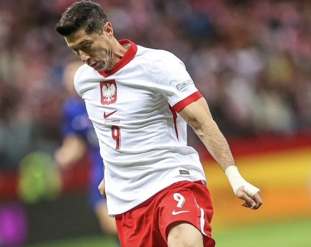 包含莱万多夫斯基在TES比赛中精彩发挥，关键助攻引发热议！的词条