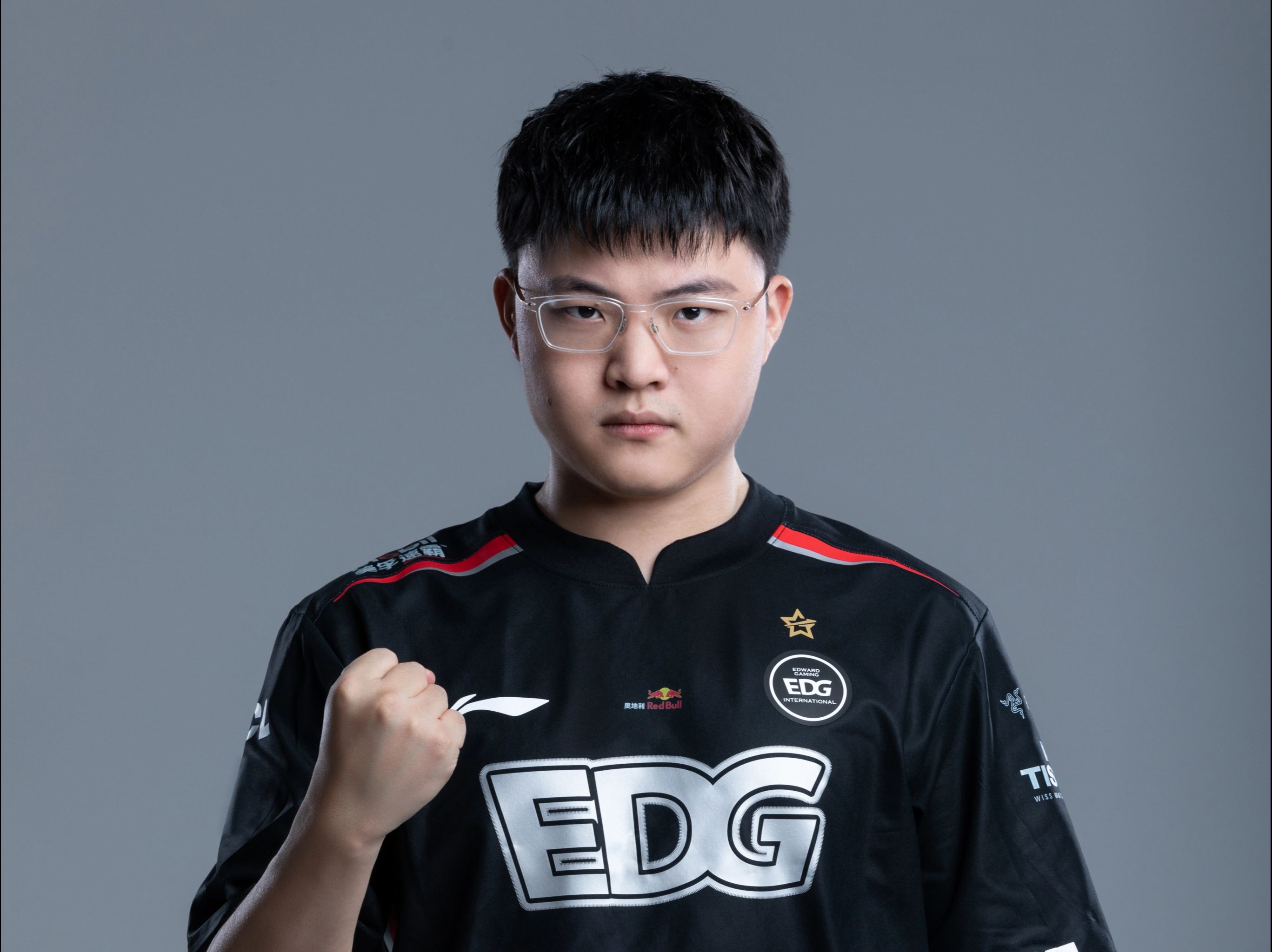 Uzi在巴塞罗那比赛中关键助攻,问鼎冠军引发热议!的简单介绍 Uzi在巴塞罗那比赛中关键助攻,问鼎冠军引发热议!的简单介绍