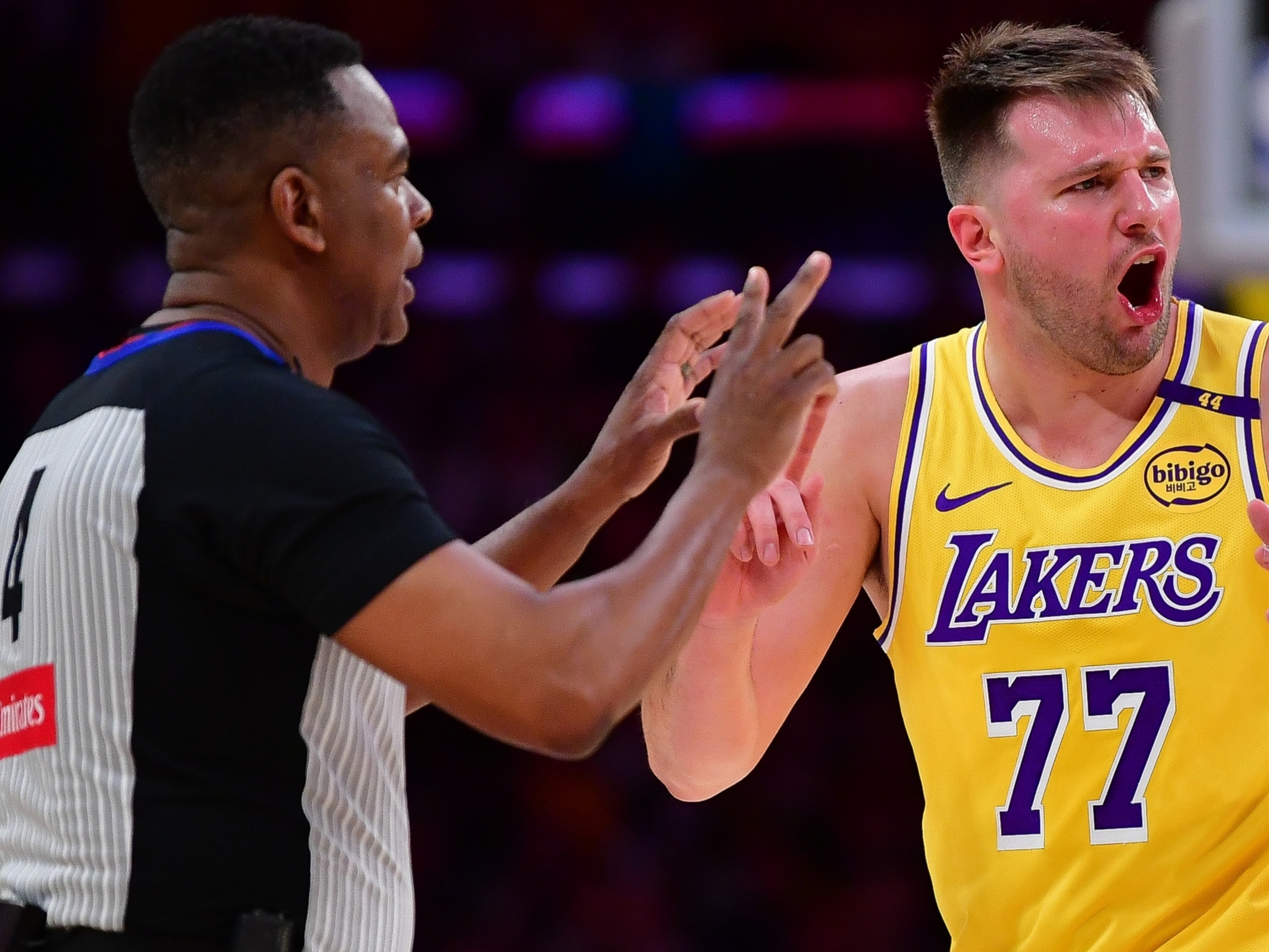 爱游戏APP推荐东契奇赛事官方发布精彩发挥新规，TES争议不断！(东契奇克服颈伤触底反弹 单节暴走狂砍19分强势收胜)