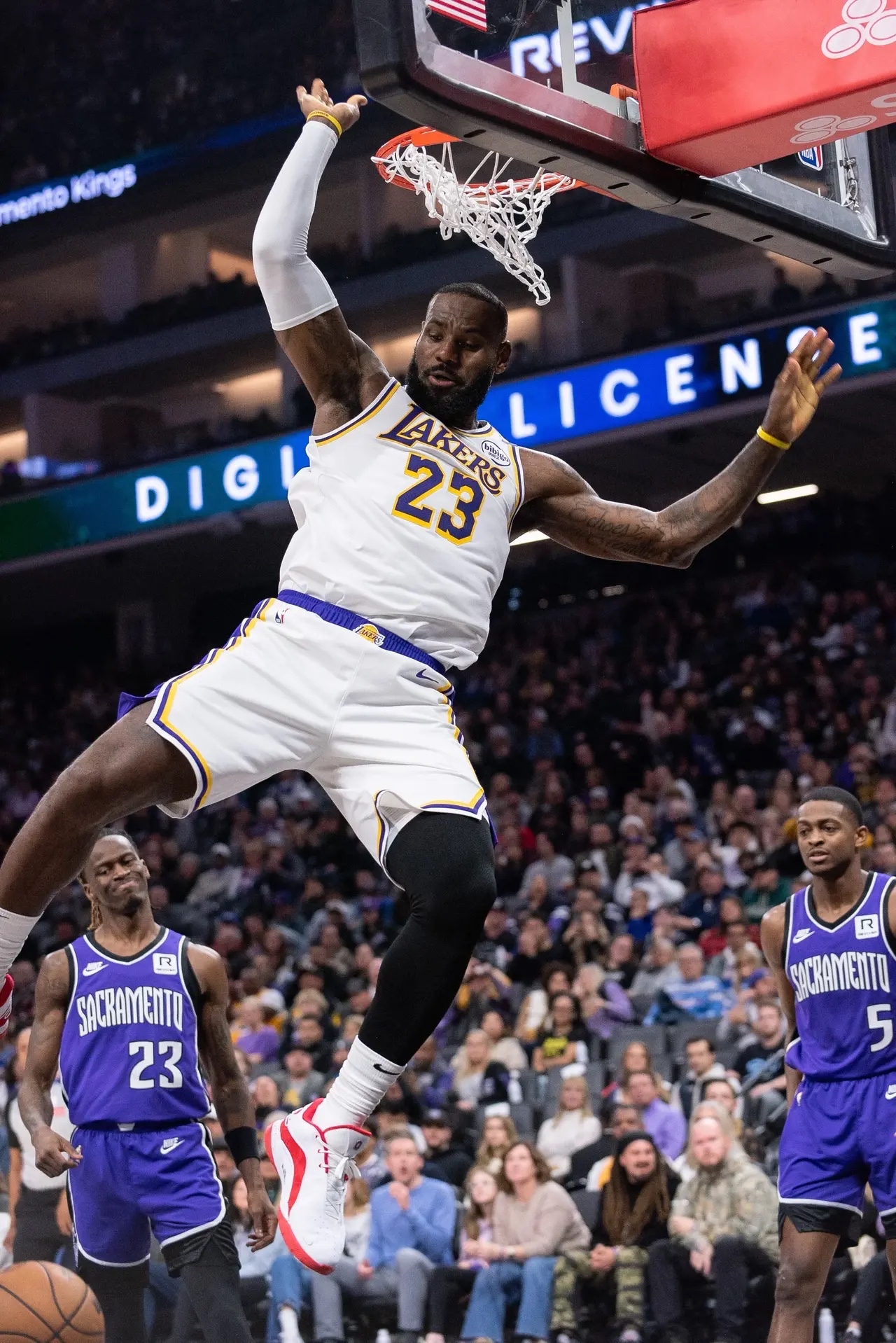 关于詹姆斯迎来十二赛季高光表现,G2球迷沸腾!的信息 关于詹姆斯迎来十二赛季高光表现,G2球迷沸腾!的信息