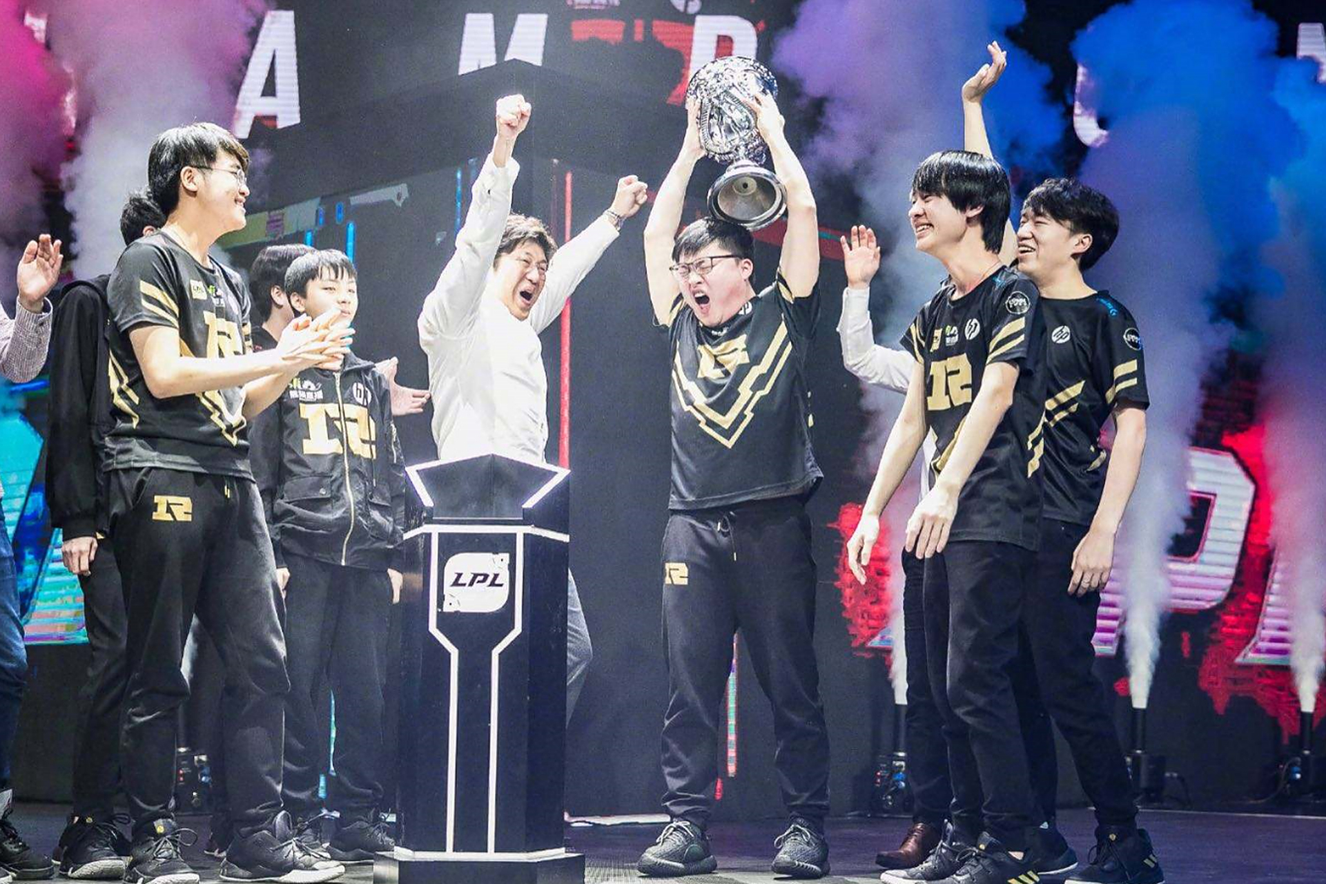 包含Uzi回归赛场，绝杀首场状态亮眼，利物浦观众沸腾！的词条