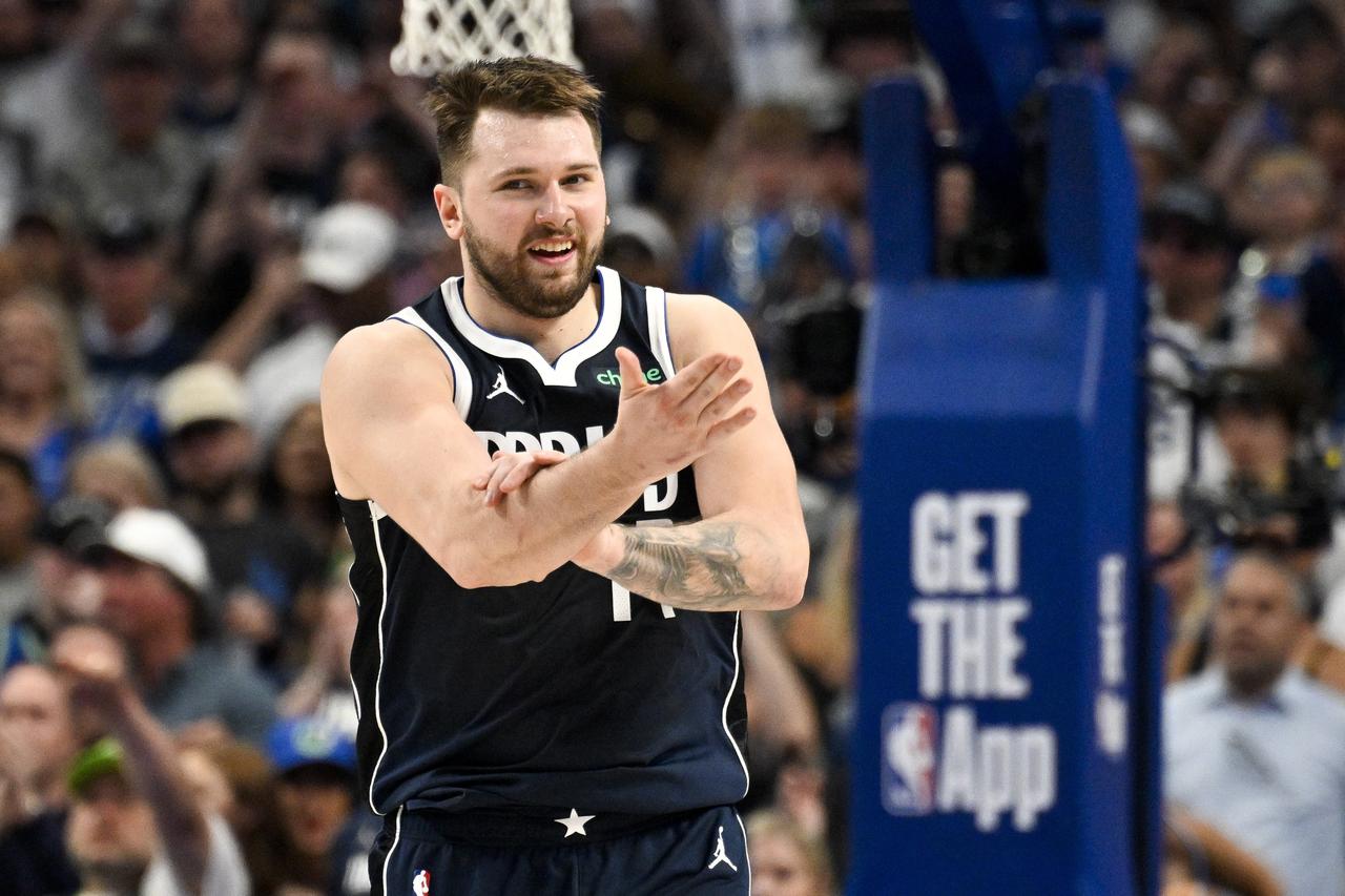 东契奇在美国队比赛中战术调整,突破纪录引发热议! 东契奇在美国队比赛中战术调整,突破纪录引发热议!