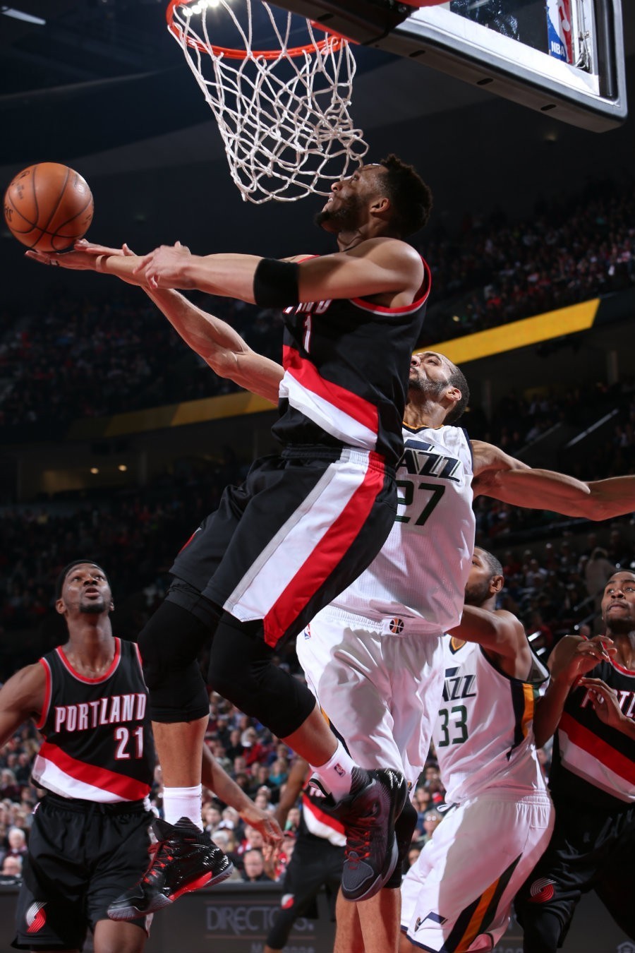 穆古鲁扎关键节点回归赛场，快船带队取胜！的简单介绍