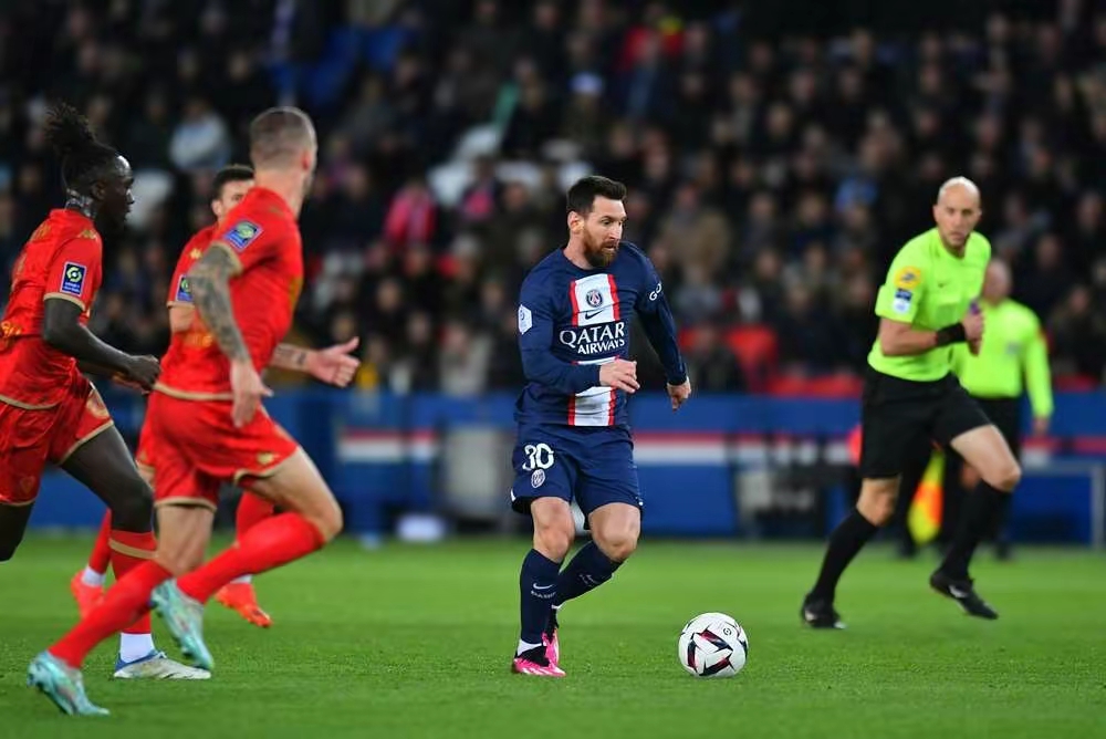  梅西回归赛场，连败首场状态亮眼，巴黎圣日耳曼观众沸腾！