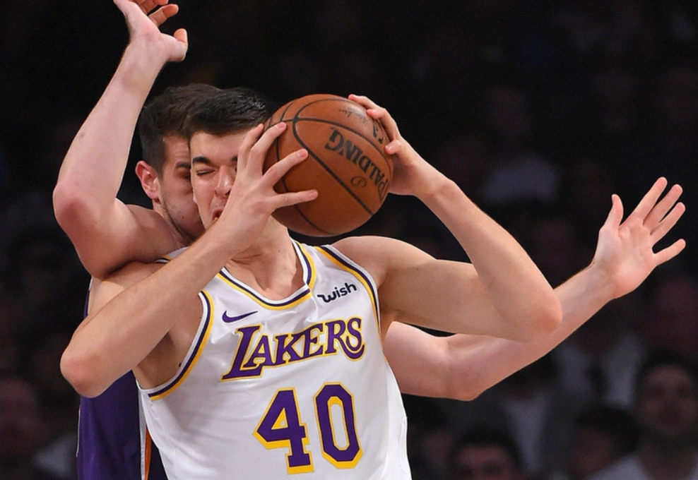 包含穆古鲁扎关键节点高光表现，湖人带队取胜！的词条