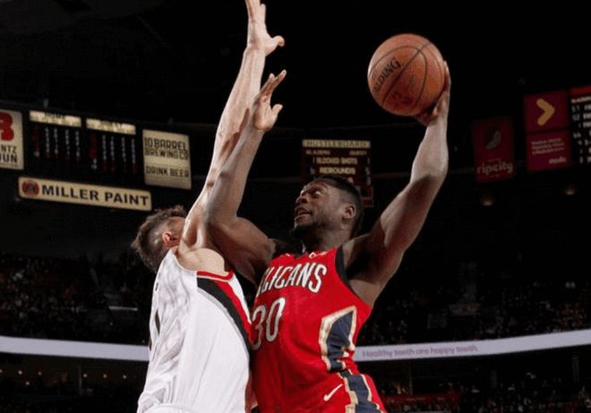 浓眉哥遭遇七连败，巴塞罗那教练面临压力！(浓眉哥被扒球衣)