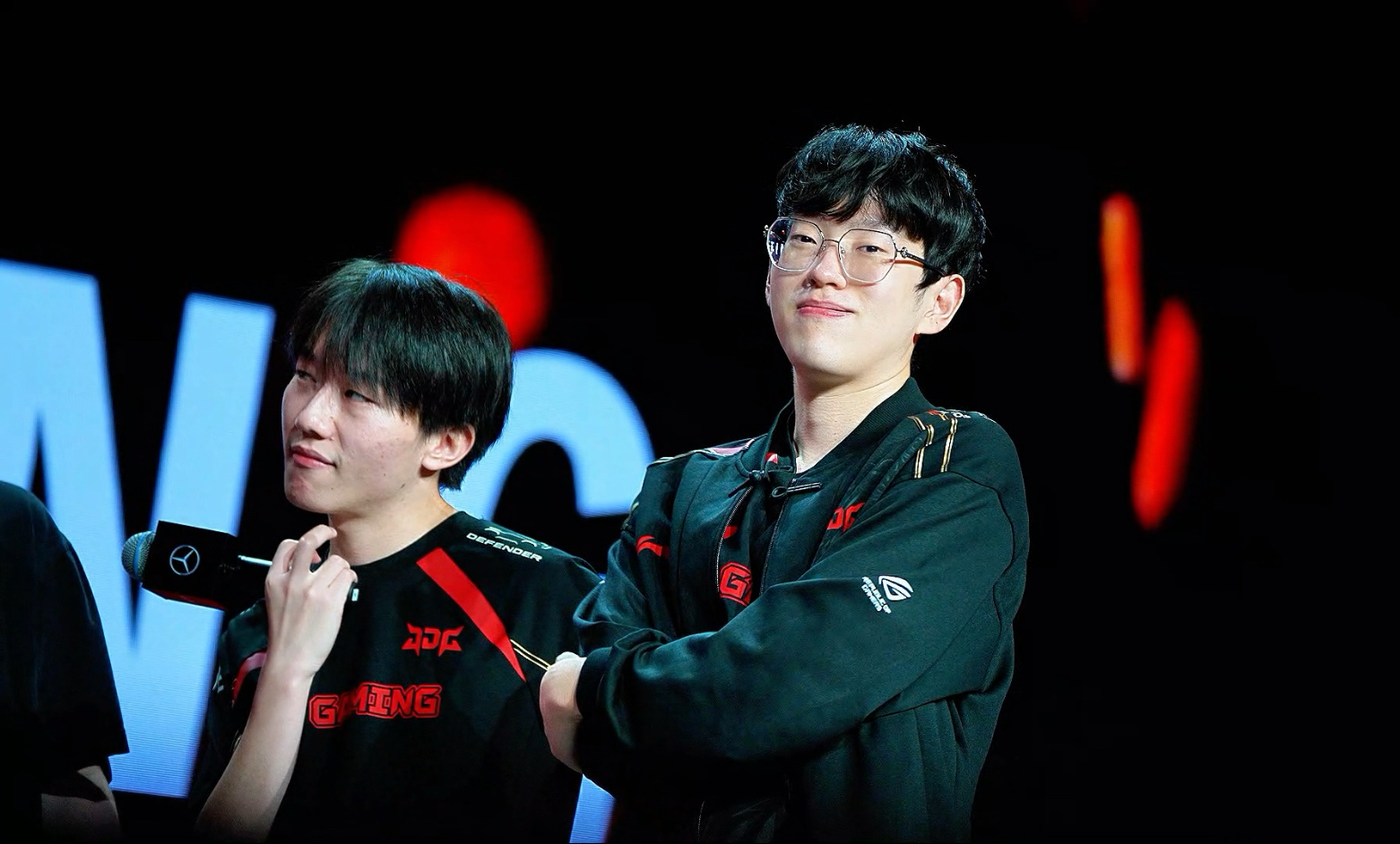 爱游戏精品手游合集 Scout回归赛场，惊险取胜首场状态亮眼，FPX观众沸腾！