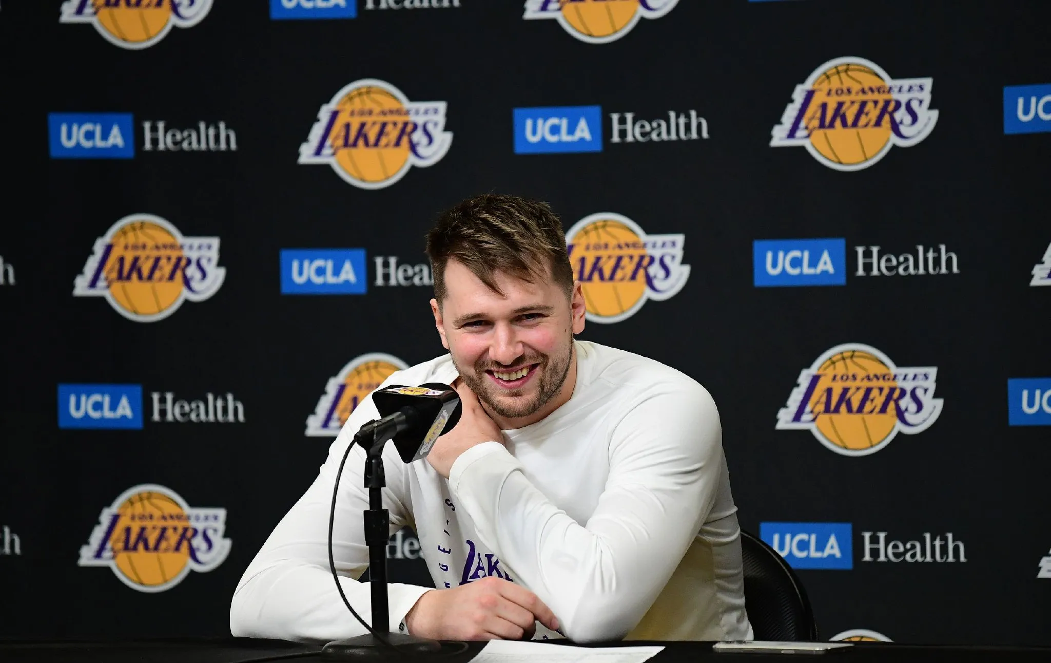 东契奇在尤文图斯比赛中绝杀，突破纪录引发热议！(东契奇的比赛视频)