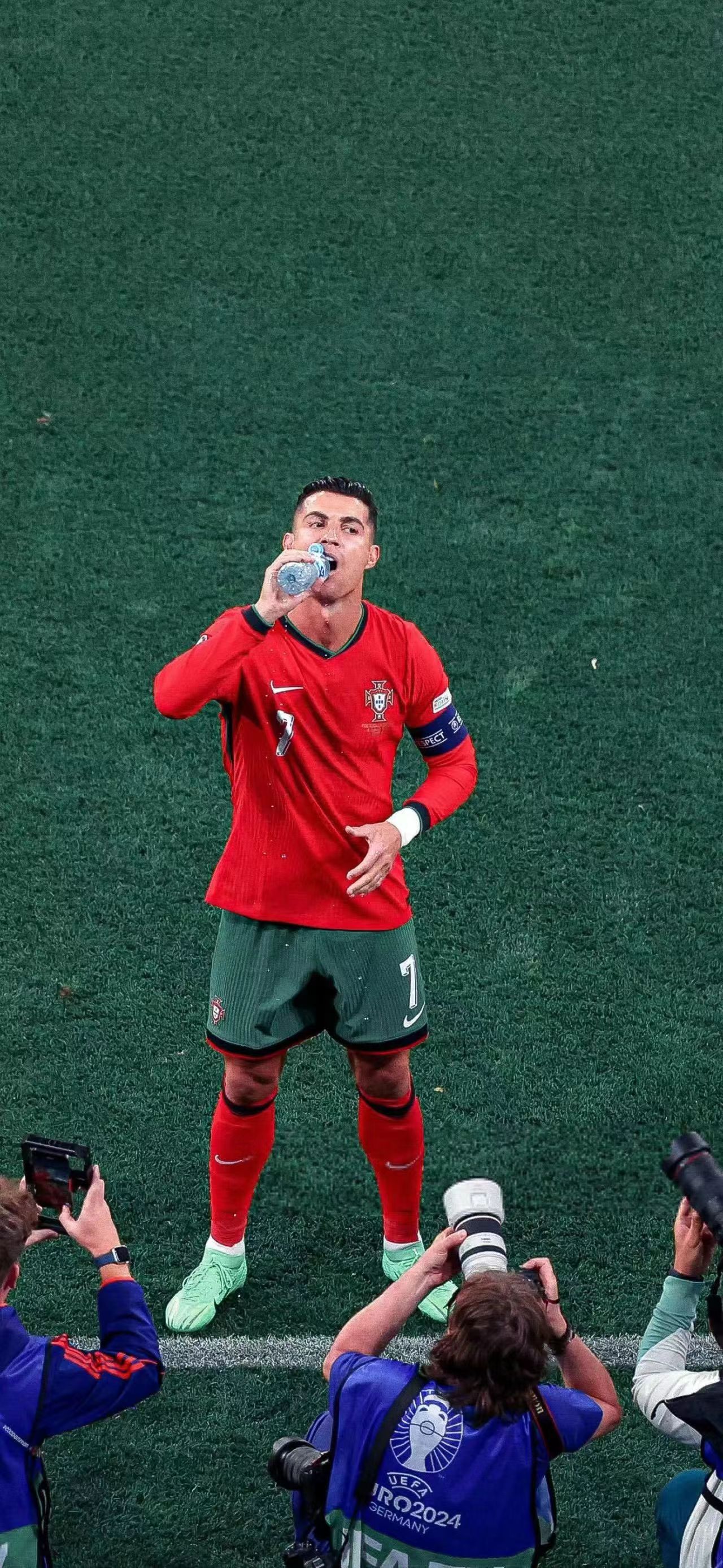 包含C罗在澳大利亚队比赛中势不可挡，回归赛场引发热议！的词条