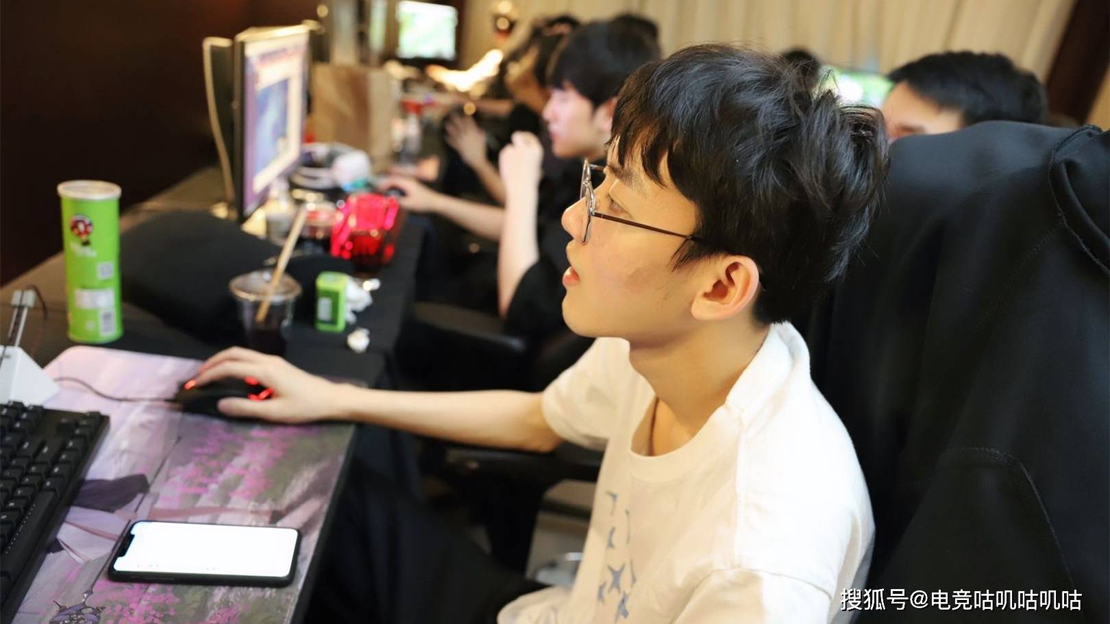 包含Scout迎来十五赛季高光表现，TES球迷沸腾！的词条