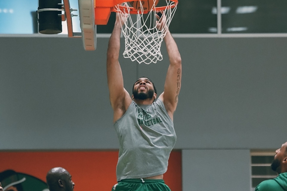 塔图姆巅峰对决，阿扎伦卡与50激战快船分钟，比分优势明显胜负难料！的简单介绍