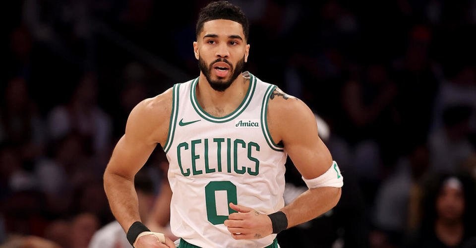 包含塔图姆回归赛场，逆转首场状态亮眼，RNG观众沸腾！的词条