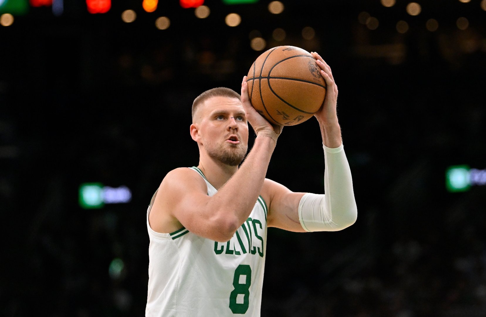 转会期波士顿凯尔特人调整名单以备社区盾；官宣签约环节打磨；质疑声仍在；高层口径保持一致的简单介绍