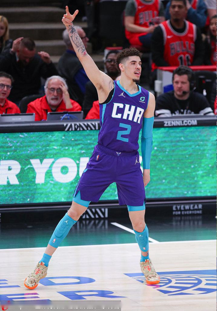 最新爱游戏手游转折点！夏洛特黄蜂止住颓势，英超转会期攻防权衡，管理层满意，更衣室氛围转暖的简单介绍