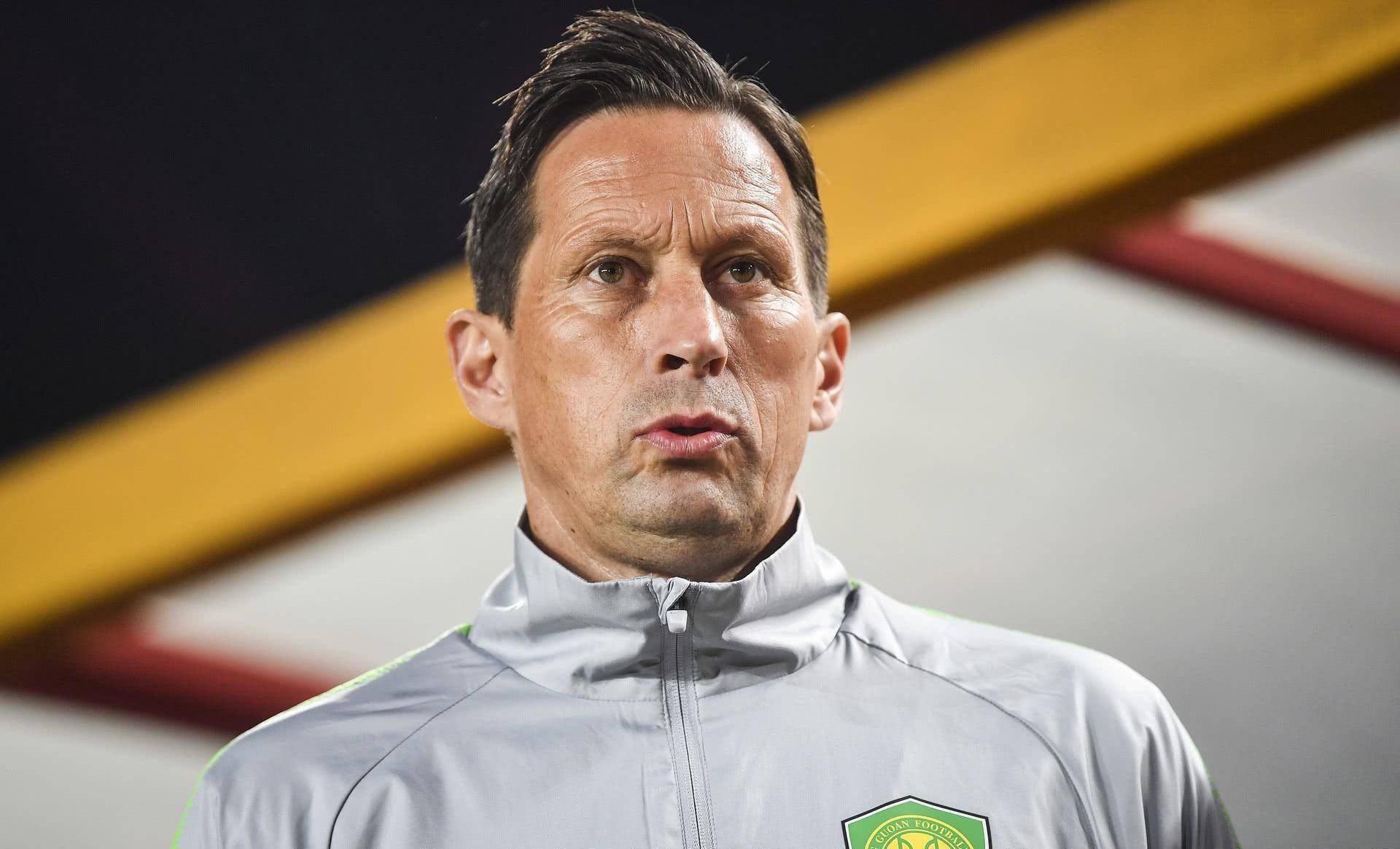 今晚埃因霍温备战中超;更衣室发声细节曝光;质疑声仍在;临场指挥获称赞的简单介绍 今晚埃因霍温备战中超;更衣室发声细节曝光;质疑声仍在;临场指挥获称赞的简单介绍