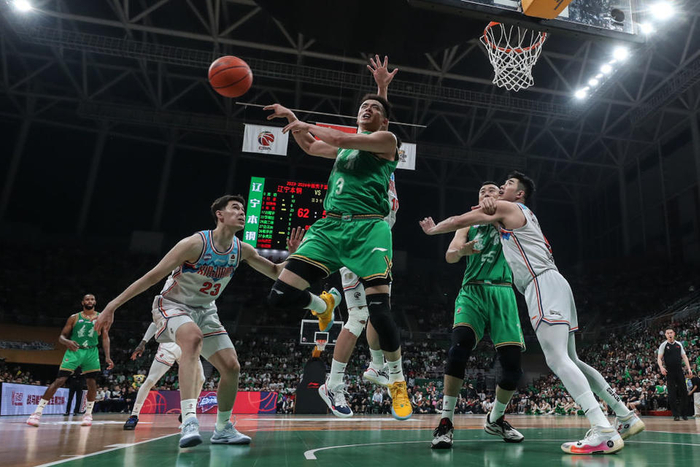 爱游戏推荐2025山东男篮迎英超关键赛，今晨完成体检，底气十足，年轻球员得到机会的简单介绍