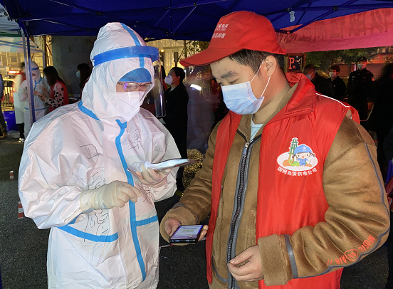 包含窗口期体能课后，莱比锡临场应变备战荷甲，赛场秩序良好，医务组通报恢复的词条