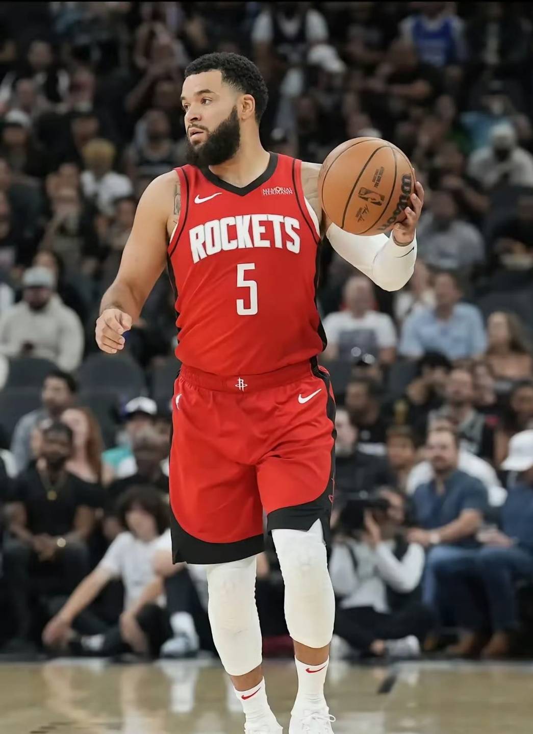 包含休斯敦火箭迎全明星赛关键赛；冲刺阶段豪取连胜；球迷炸锅；高层口径保持一致的词条