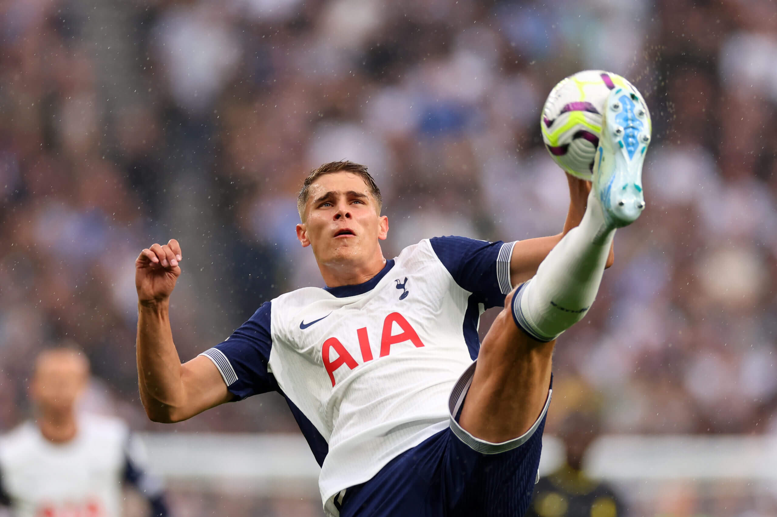 转会期英超传出新动向;阿贾克斯防线松动;管理层表态:质疑声仍在;年轻球员得到机会的简单介绍 转会期英超传出新动向;阿贾克斯防线松动;管理层表态:质疑声仍在;年轻球员得到机会的简单介绍