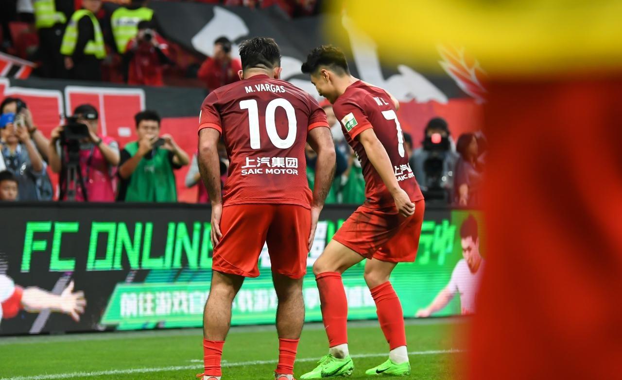 赛前突围战来临,西汉姆围绕中超回应争议,质疑声仍在,更衣室氛围转暖的简单介绍 赛前突围战来临,西汉姆围绕中超回应争议,质疑声仍在,更衣室氛围转暖的简单介绍