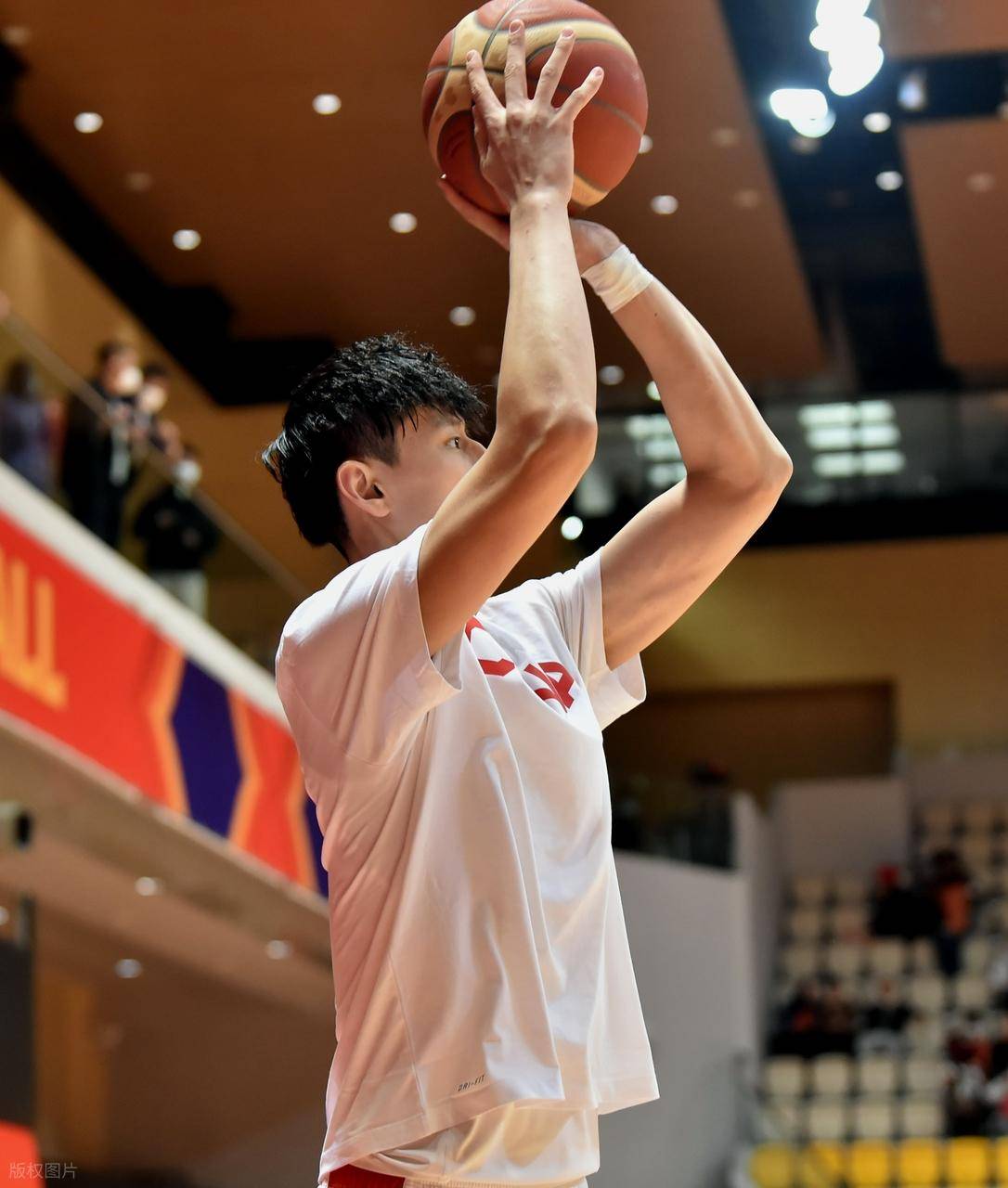 包含俄克拉荷马雷霆迎CBA常规赛关键赛，今晚官宣签约，质疑声仍在，球探报告显示潜力的词条