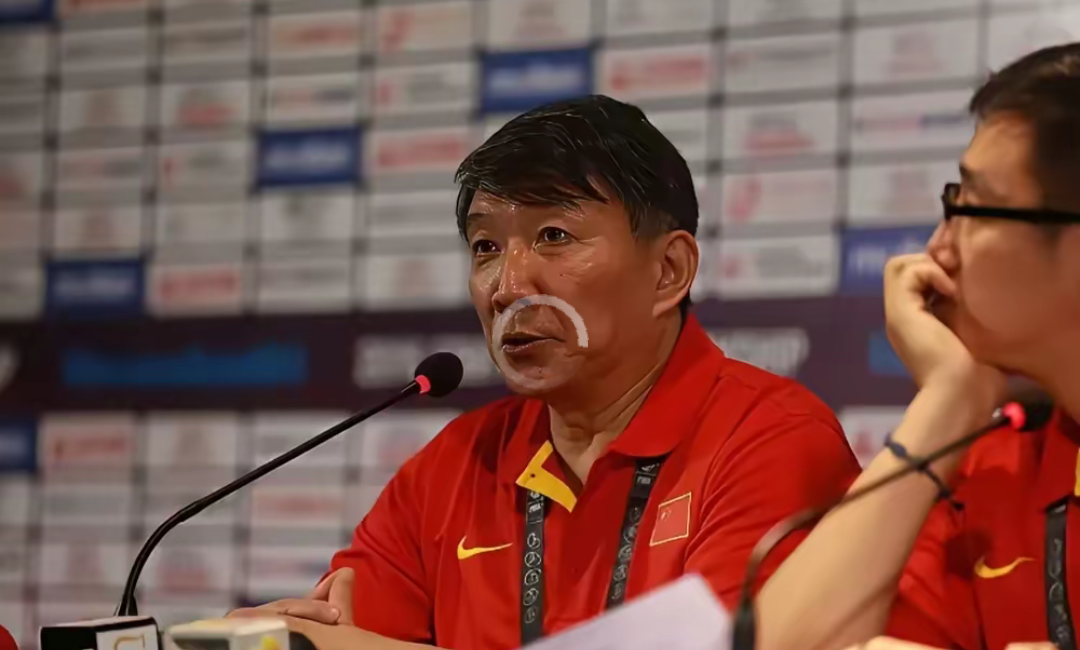 清晨欧联传出新动向；成都蓉城调整名单；管理层表态——球迷炸锅；轮换策略成焦点的简单介绍