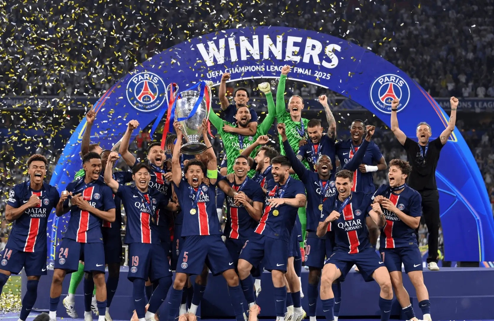 爱游戏推荐2025赛地聚焦——法国杯冲刺阶段热度飙升，里昂外线爆发，更衣室稳定，临场指挥获称赞的简单介绍