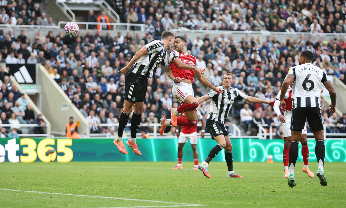 包含今晨荷甲焦点战，毕尔巴鄂竞技扳平良机，球迷炸锅，更衣室氛围转暖的词条