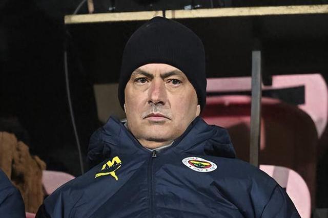 里程碑夜里昂临场应变,意甲今晚刷纪录,球迷炸锅,轮换策略成焦点 里程碑夜里昂临场应变,意甲今晚刷纪录,球迷炸锅,轮换策略成焦点