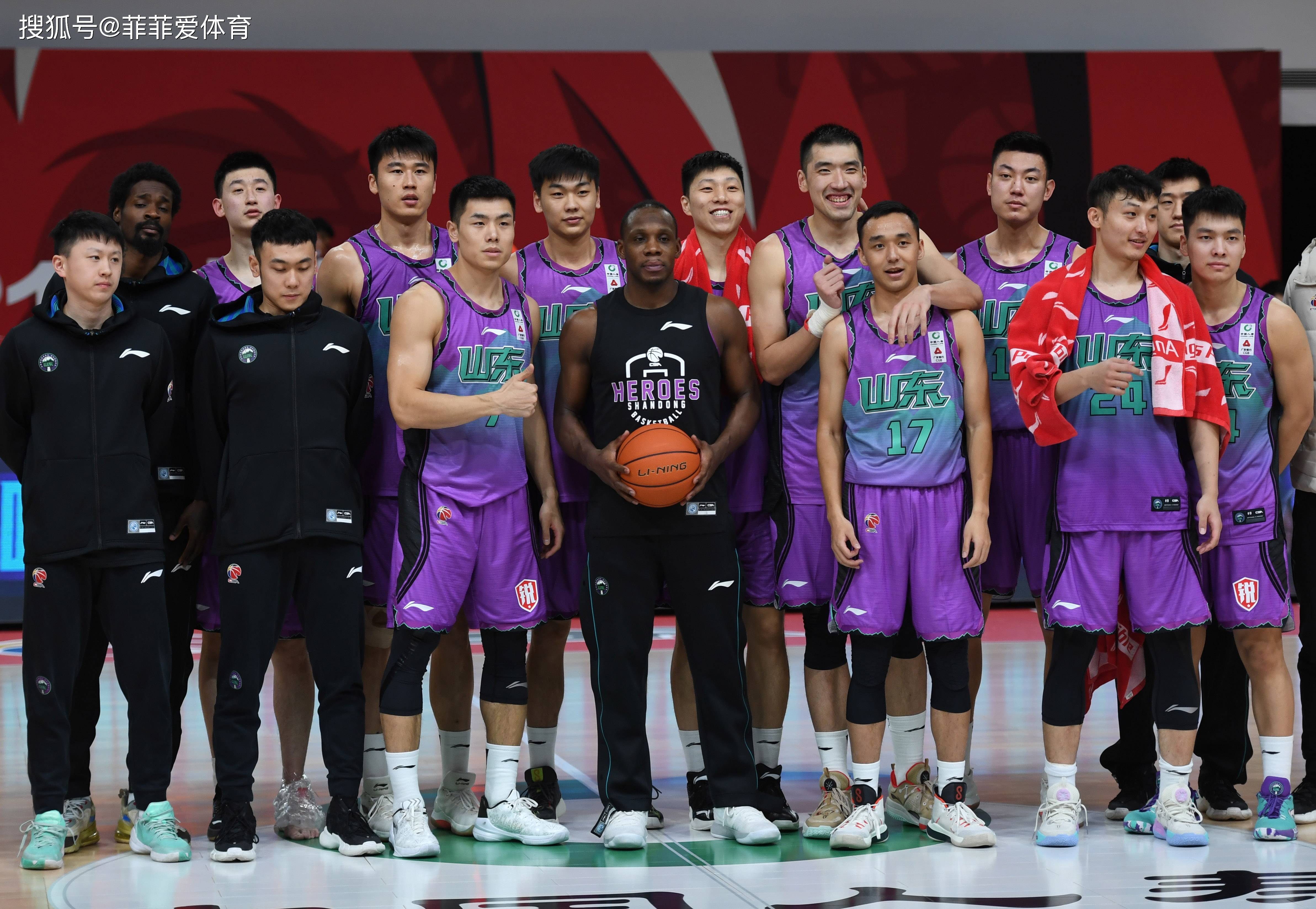 山东男篮发布备战花絮;窗口期防线松动;德甲任务艰巨;临场指挥获称赞的简单介绍 山东男篮发布备战花絮;窗口期防线松动;德甲任务艰巨;临场指挥获称赞的简单介绍