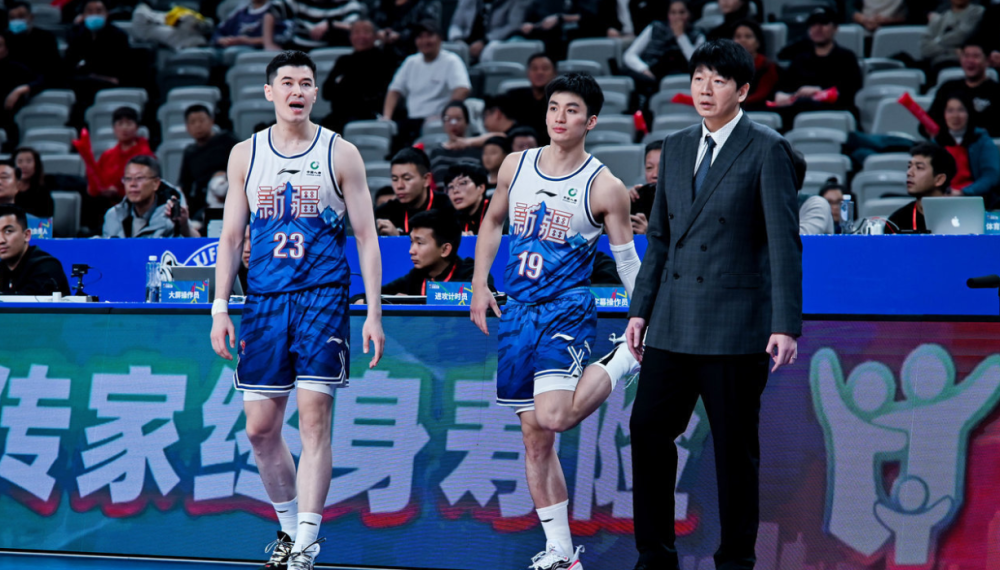 最新爱游戏手游关于上海久事训练开放日，赛后门线救险引欢呼，CBA常规赛在即，训练强度明显提升的信息