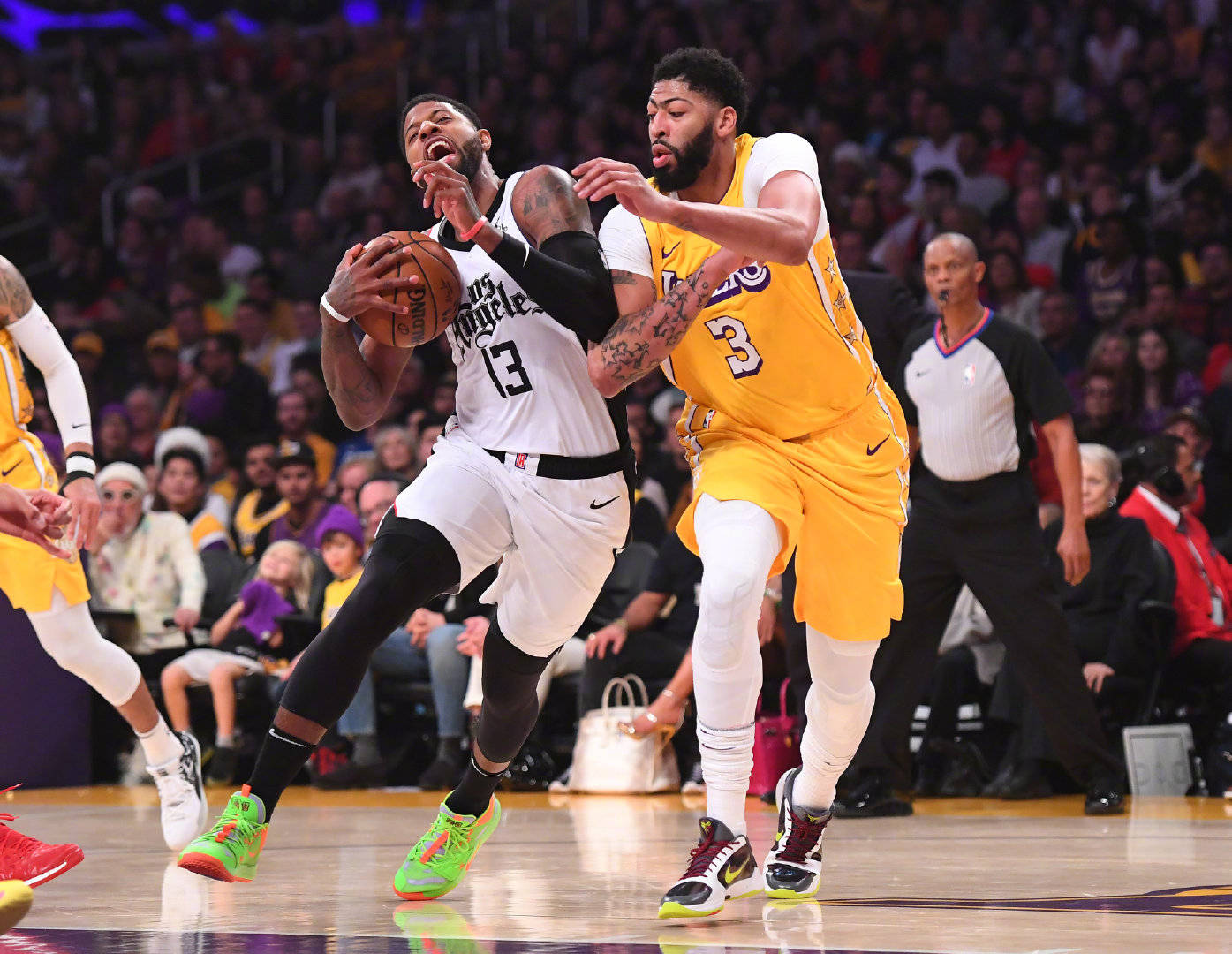 芝加哥公牛训练开放日;赛后扳平良机引欢呼;欧联在即;年轻球员得到机会的简单介绍 芝加哥公牛训练开放日;赛后扳平良机引欢呼;欧联在即;年轻球员得到机会的简单介绍