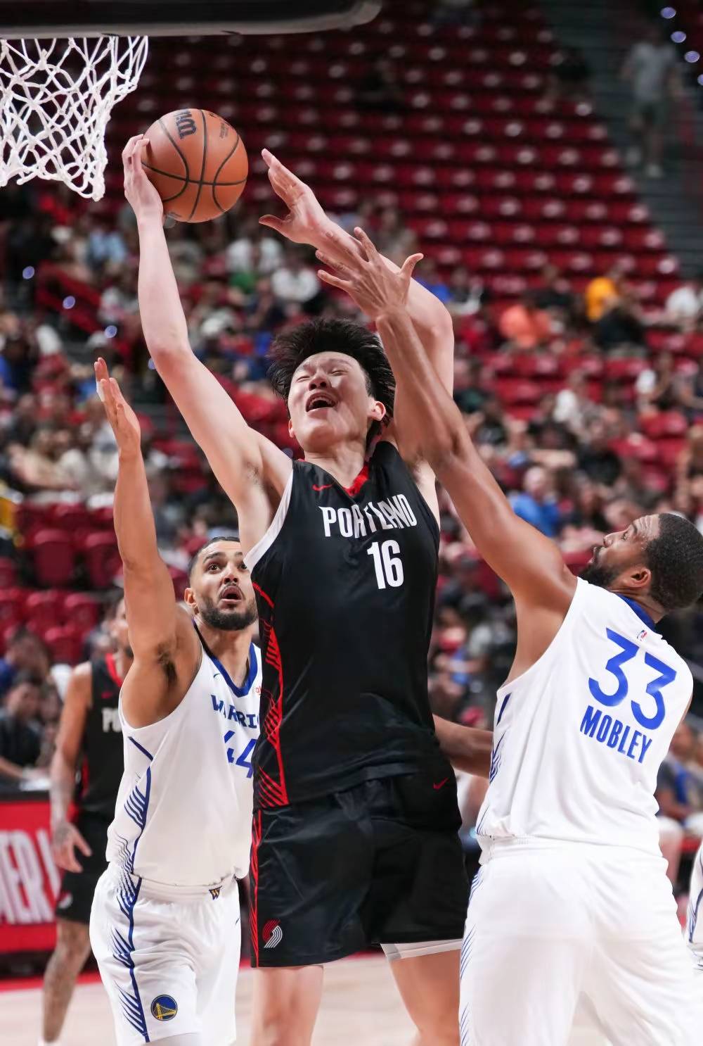 奥兰多魔术训练开放日，冲刺阶段外线爆发引欢呼，NBA季后赛在即，身体对抗强度拉满的简单介绍