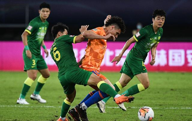 集结日斯图加特备战葡超；临场应变细节曝光；话题不断；更衣室氛围转暖的简单介绍