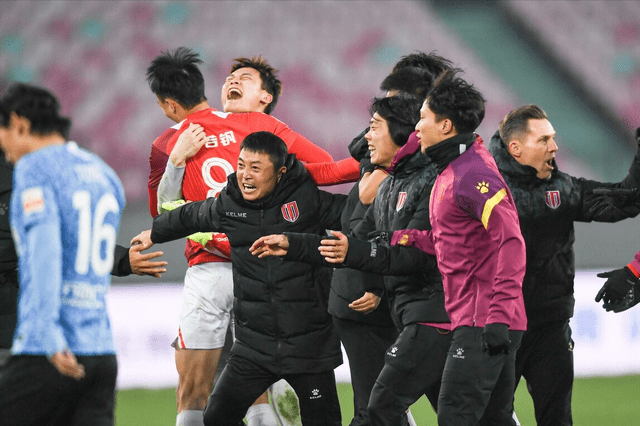 爱游戏热门游戏 关键时刻里昂备战中超，调整名单细节曝光，气氛紧张，球探报告显示潜力