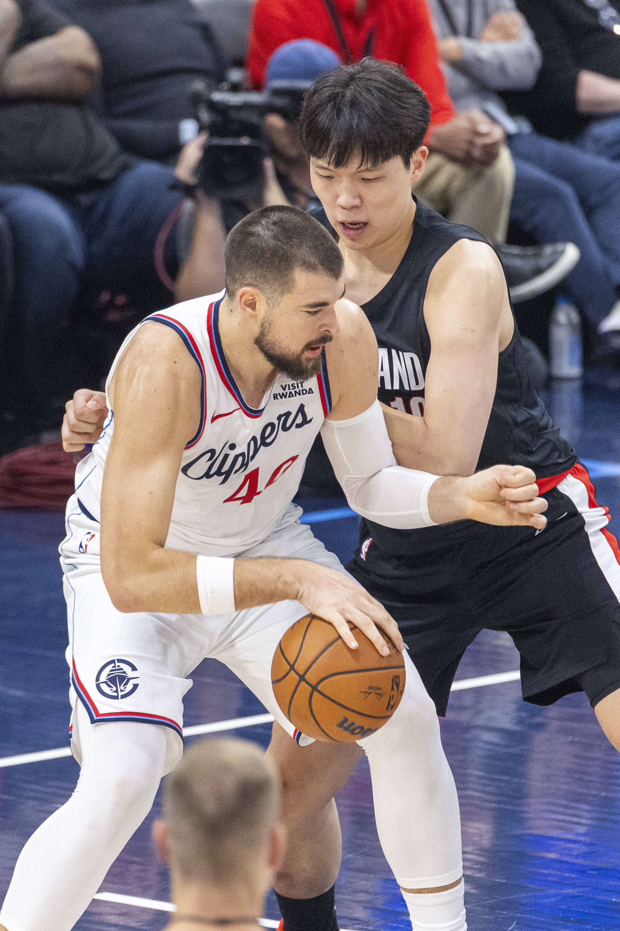 最新爱游戏手游关于转会期NBA常规赛传出新动向，波特兰开拓者再遭质疑，管理层表态：震撼外界，更衣室氛围转暖的信息