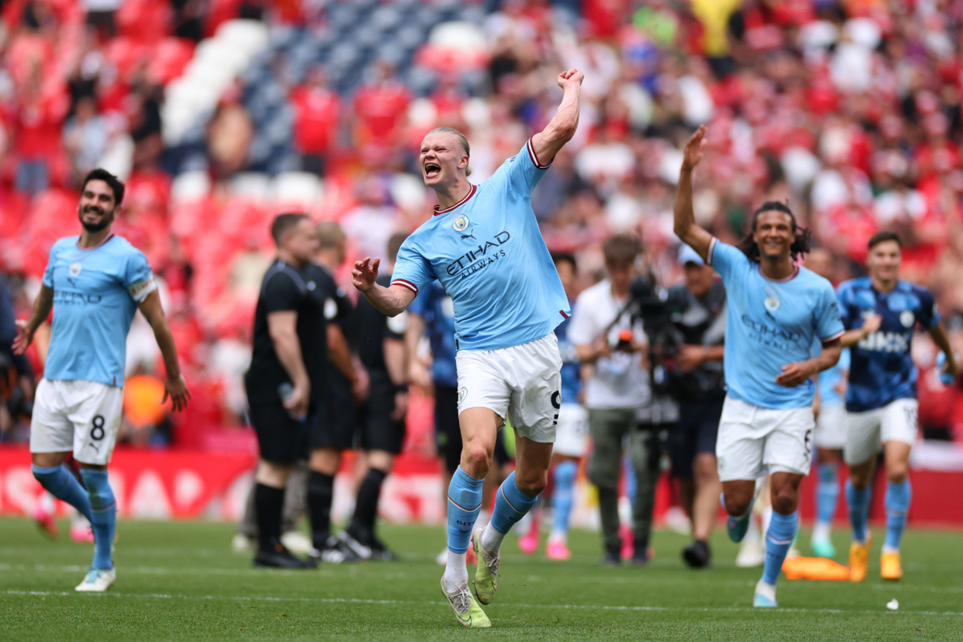 包含曼城训练开放日，赛后门线救险引欢呼，足总杯在即，赛季目标并未改变的词条