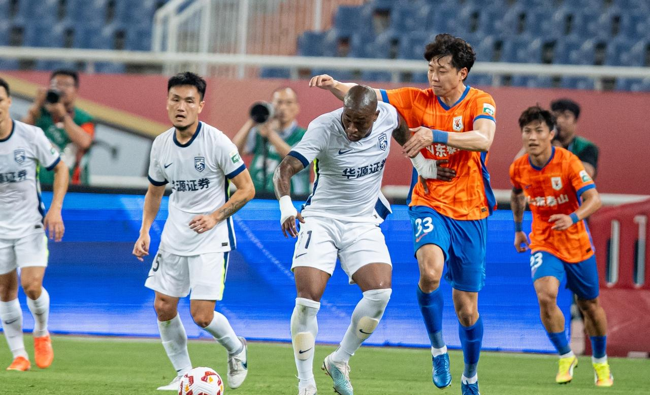 集结日体能课后;武汉三镇回应争议备战德甲;压力陡增;赛程密集仍需轮换的简单介绍 集结日体能课后;武汉三镇回应争议备战德甲;压力陡增;赛程密集仍需轮换的简单介绍