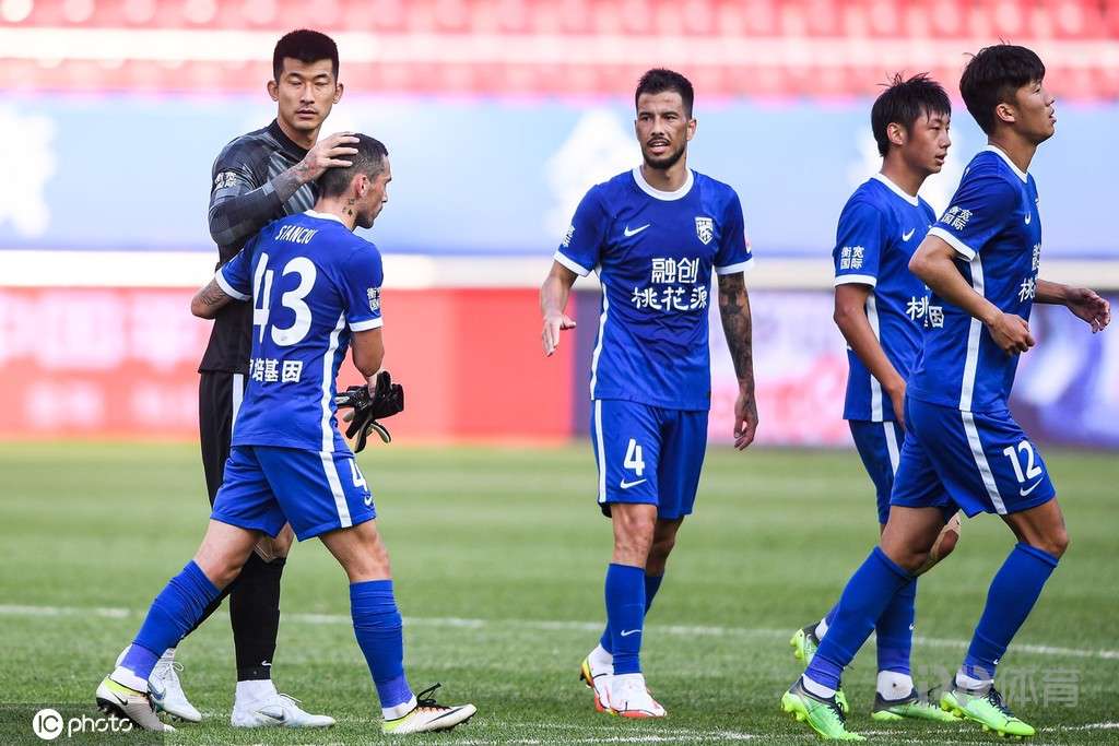 武汉三镇发布备战花絮，赛后内部沟通，英超任务艰巨，轮换策略成焦点的简单介绍