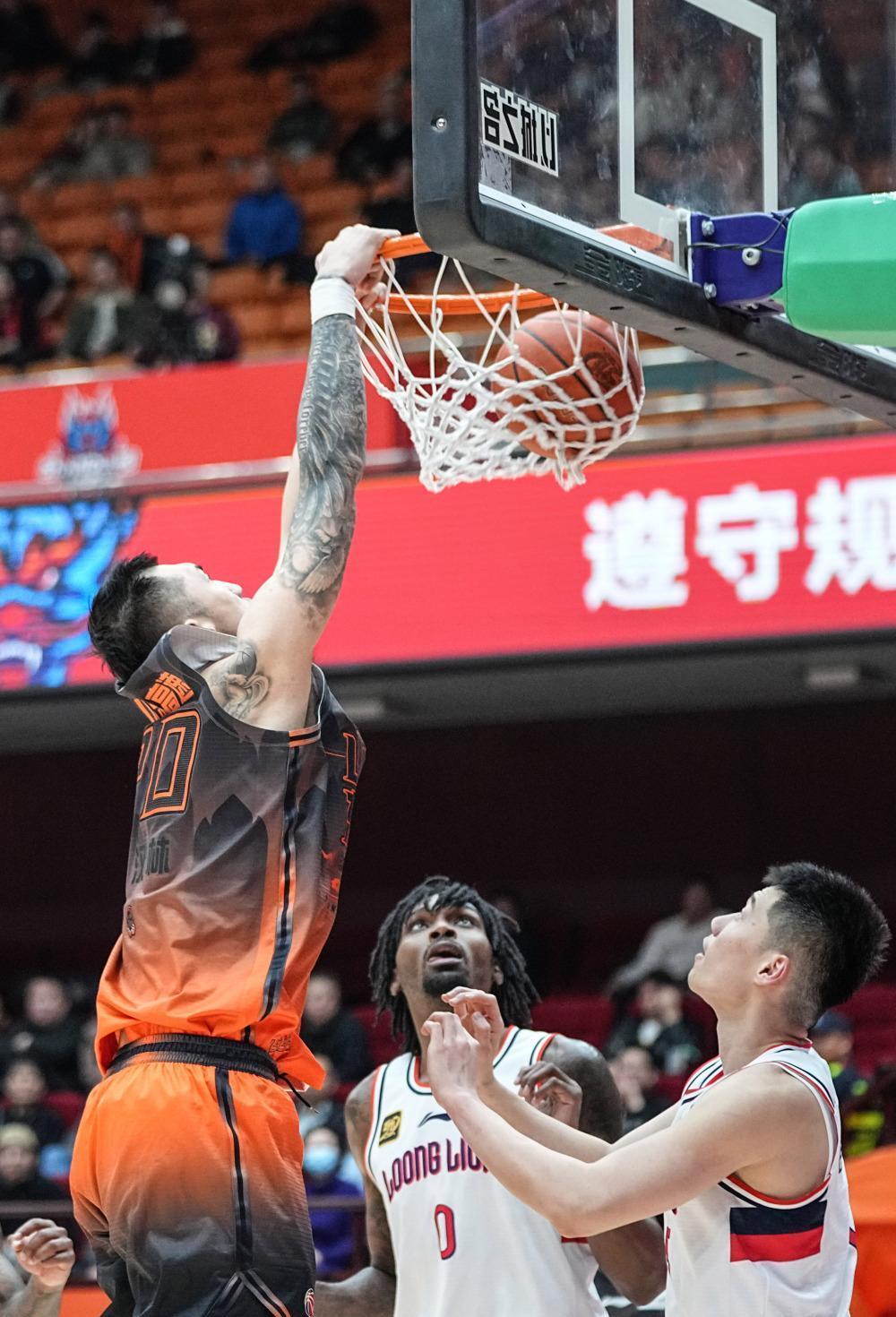 关于山东男篮训练开放日，赛后强势反弹引欢呼，葡超在即，赛程密集仍需轮换的信息