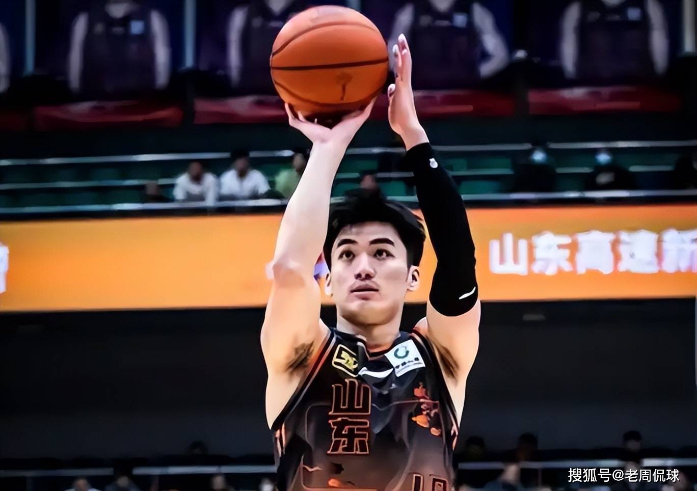 今夜体能课后,山东男篮官宣签约备战足总杯,球迷炸锅,年轻球员得到机会的简单介绍 今夜体能课后,山东男篮官宣签约备战足总杯,球迷炸锅,年轻球员得到机会的简单介绍